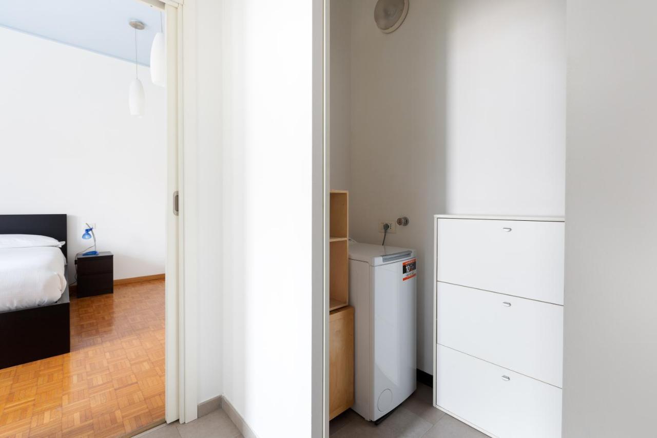 Cozy Apt With Balcony - Mm2 Sant'Agostino Apartment Milan Bagian luar foto