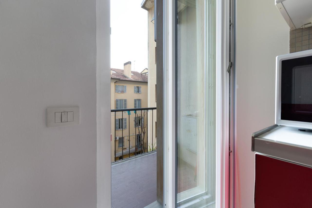 Cozy Apt With Balcony - Mm2 Sant'Agostino Apartment Milan Bagian luar foto